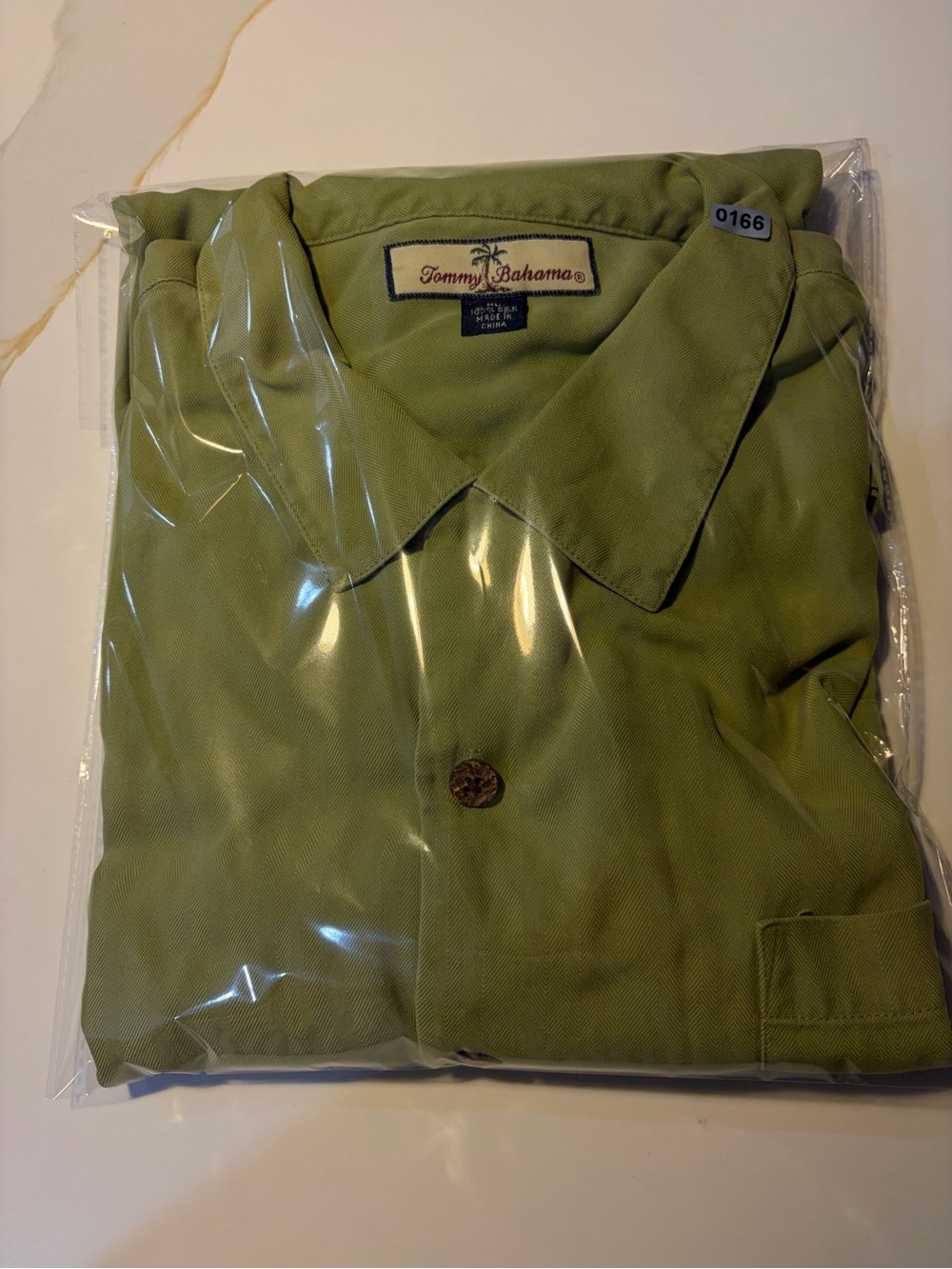 Tommy Bahamas 100% silk  Short-Sleeve Button-Up Shirt in Light Olive Green - Picture 5 of 5